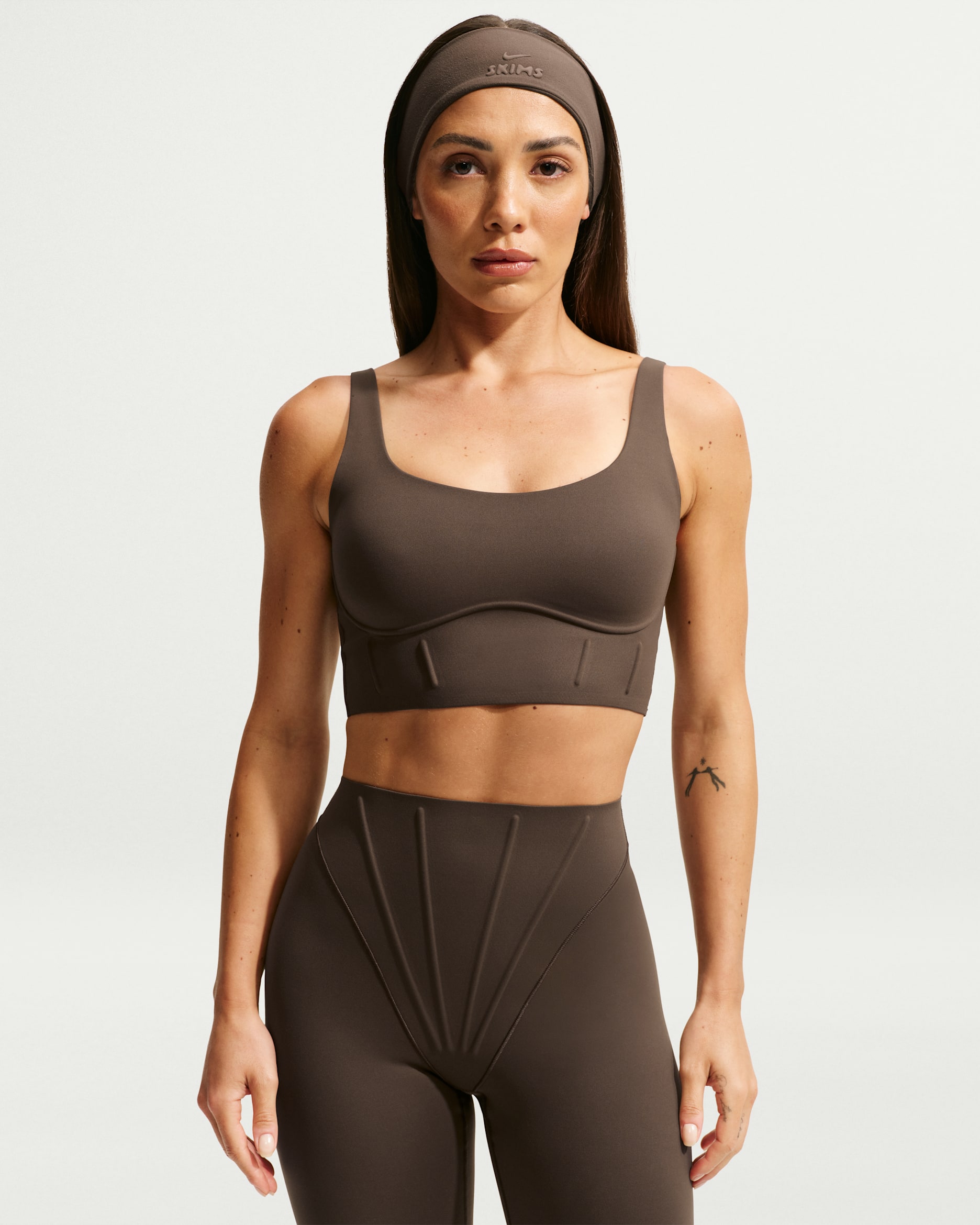 NikeSKIMS Matte Korse Tipi Uzun Kadın Sütyeni. Nike TR